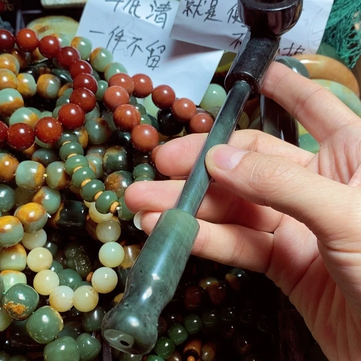 蛇纹石玉颈饰未镶嵌