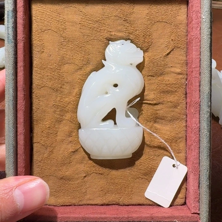 和田玉未镶嵌把件