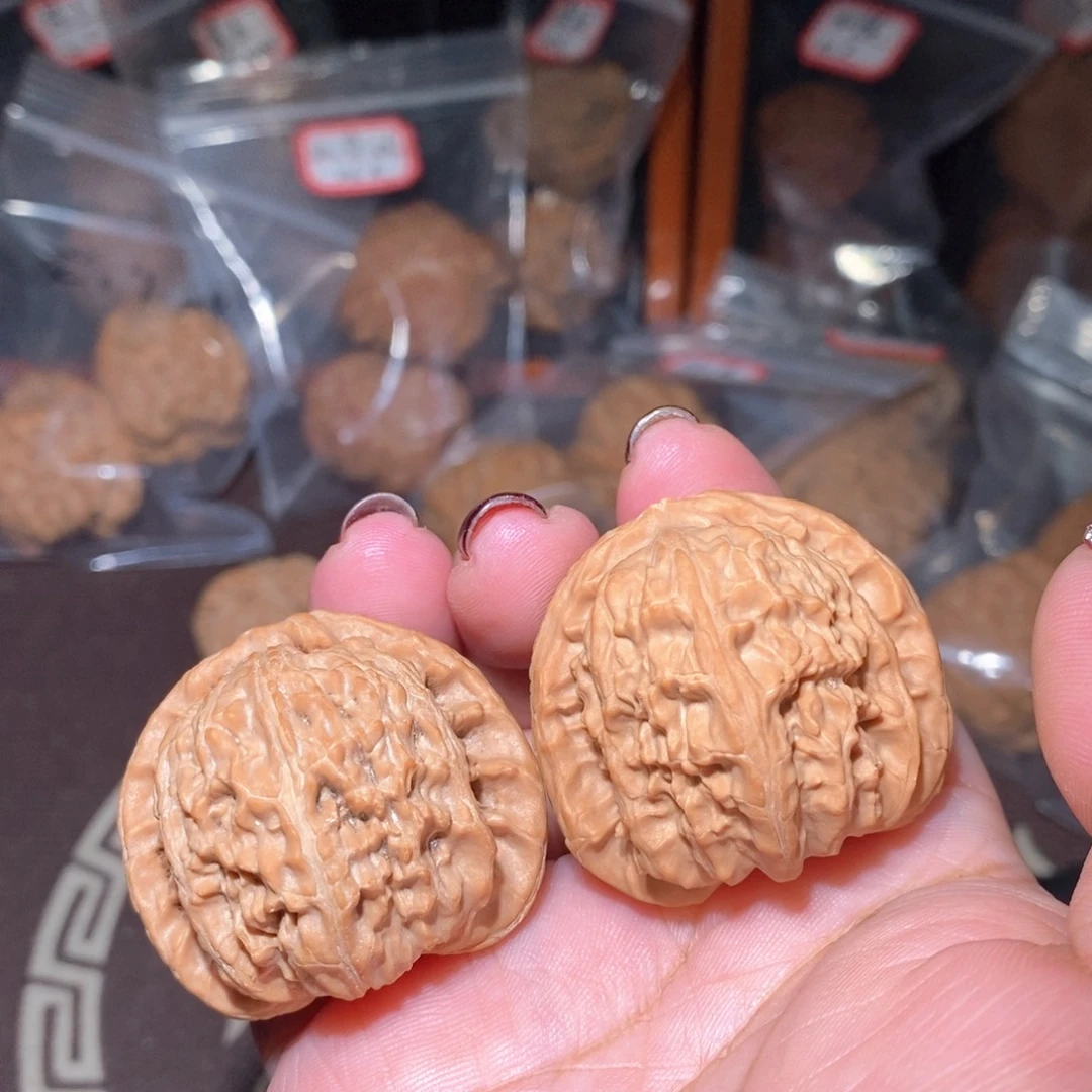漫***步文玩核桃把件三角白