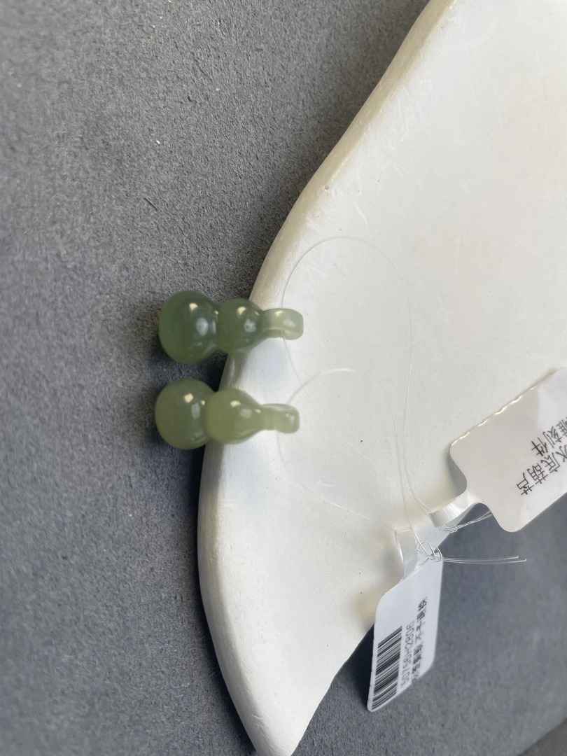 和田玉冰底葫芦雕刻件(颜色多样性)