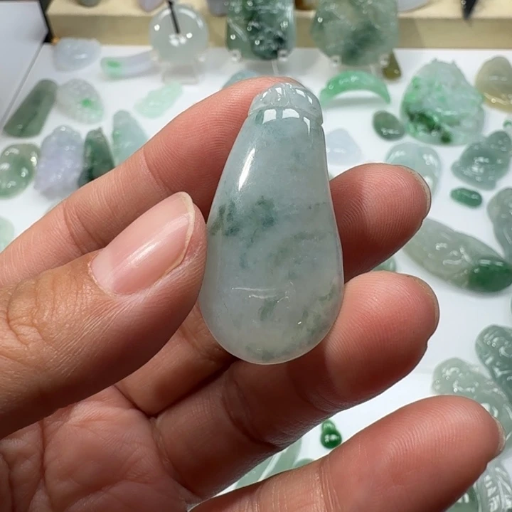 C***L翡翠未镶嵌颈饰翡翠