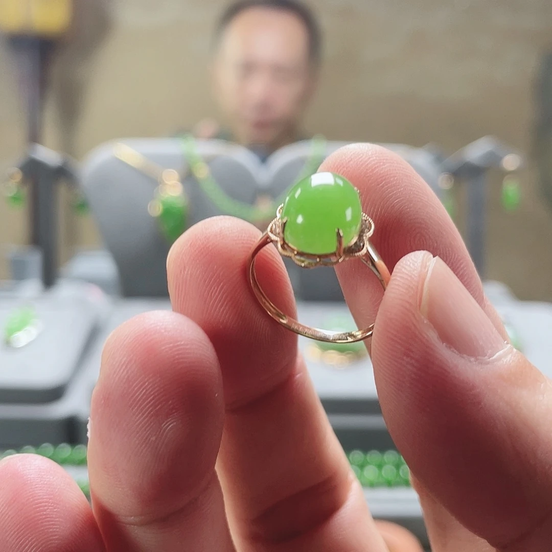 18K金镶嵌戒指和田玉（碧玉）