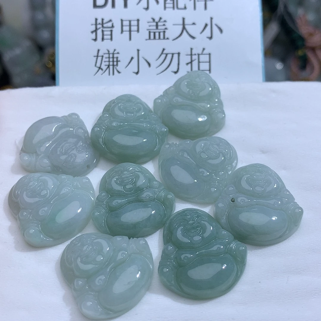 翡翠未镶嵌颈饰小佛公发其中一个！