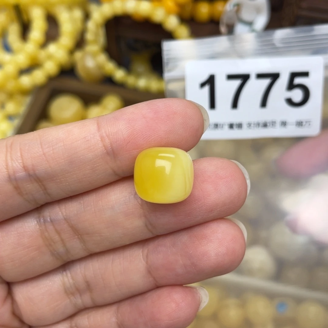 未镶嵌琥珀裸石13.6平头