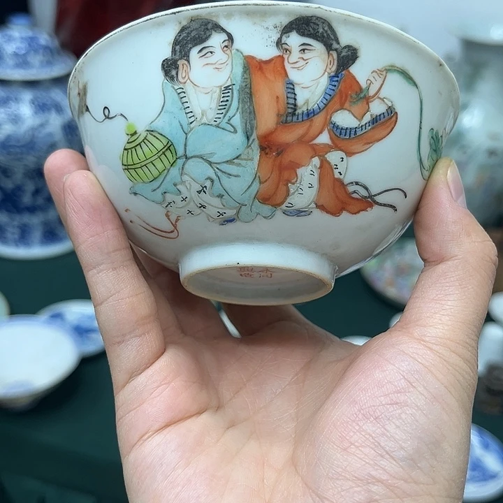兢***里瓷片精美的陶瓷摆件……