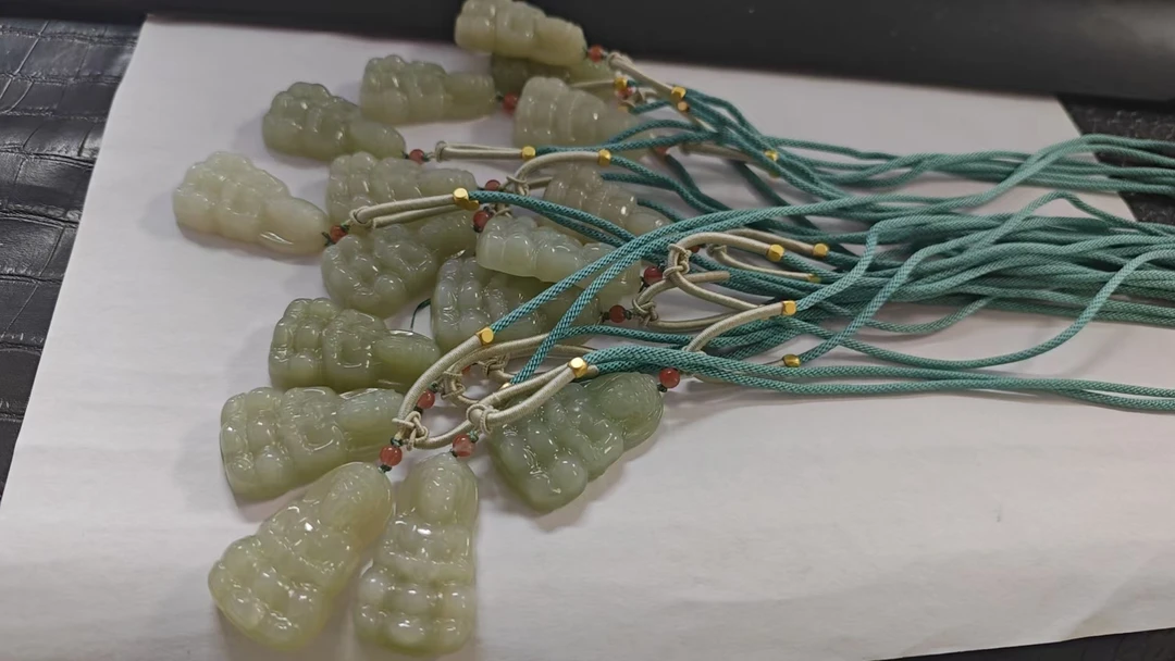 和田玉吊坠40*23.4*10.5mm左右多样性发其一A-261