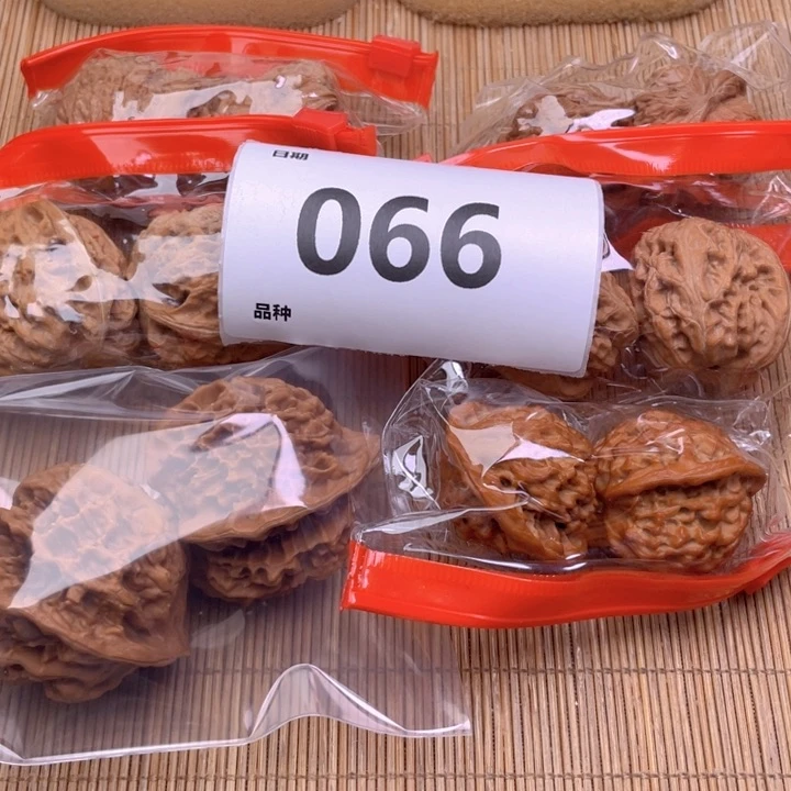 文玩核桃把件66号6对带练手元宝