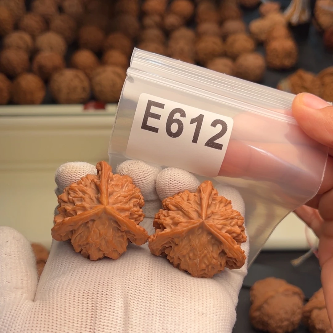 J***N文玩核桃吊坠E612三棱大奔40
