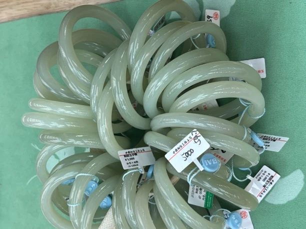 071205LB和田玉青海料浅晴水手镯多样性发其一