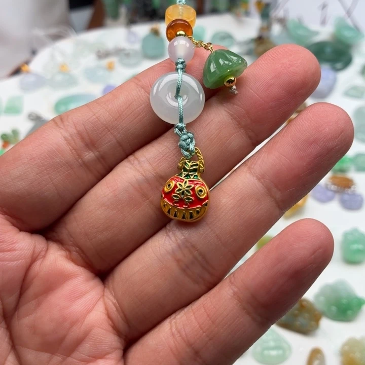 翡翠未镶嵌颈饰红色吞金兽