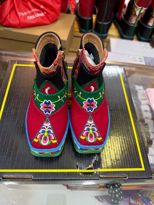 传统藏式女童绣花藏靴