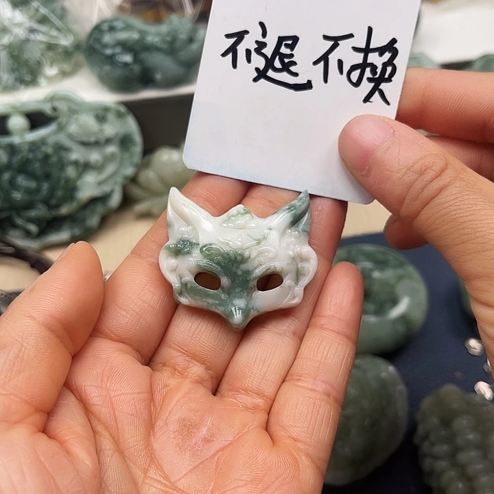 透闪石-蛇纹石玉未镶嵌颈饰