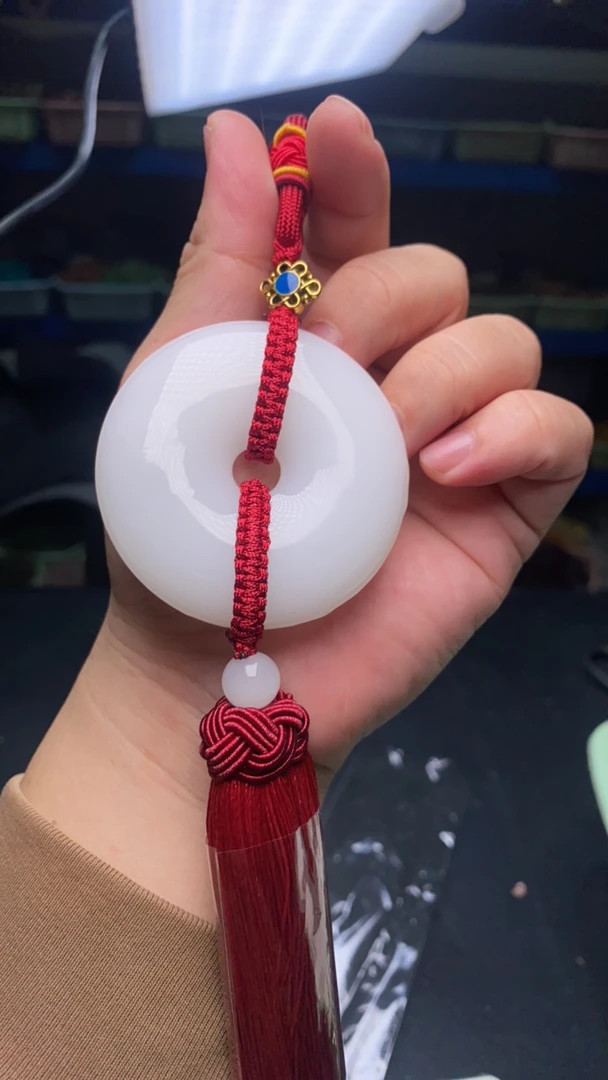 B493 乳白平安扣吊饰