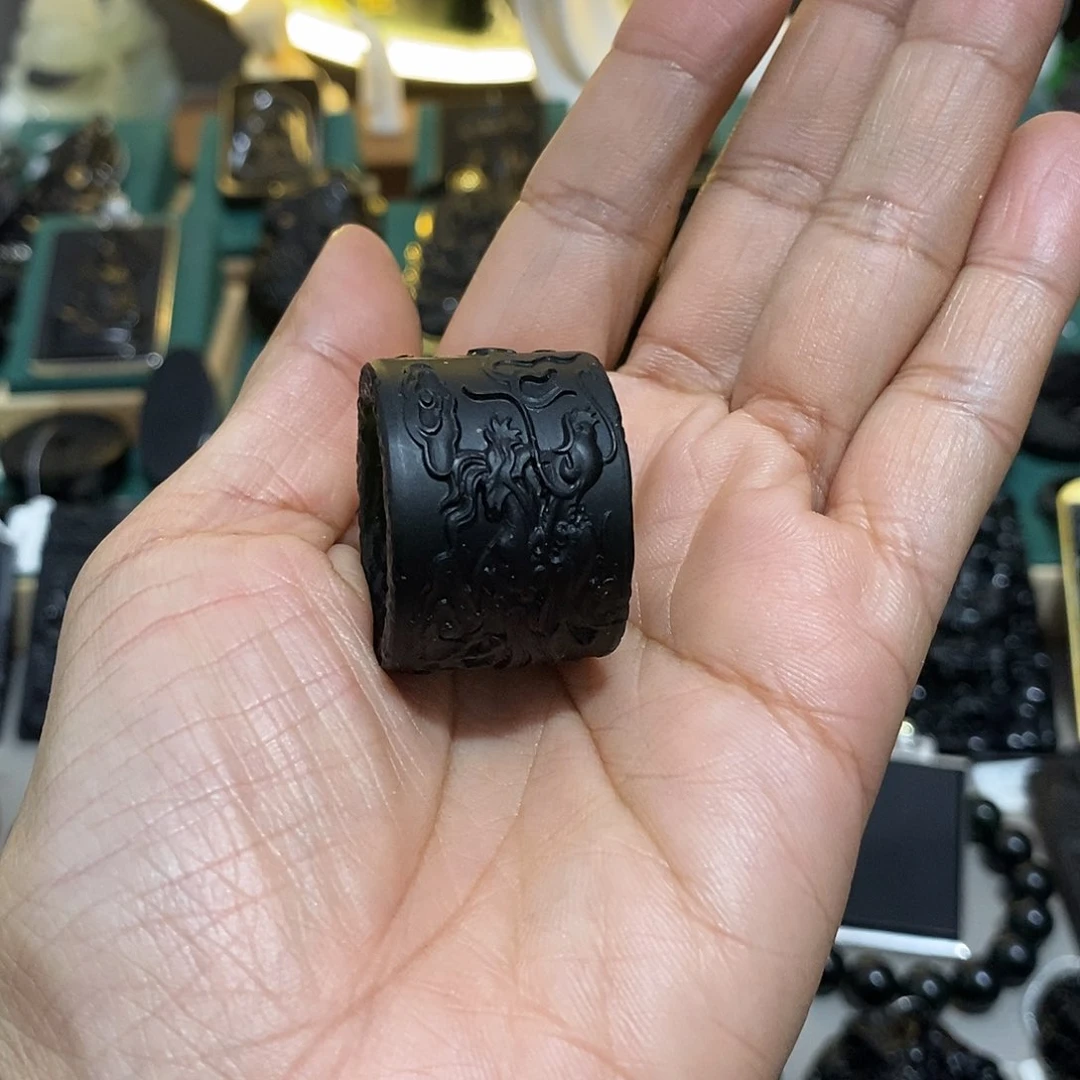 蛇纹石玉颈饰未镶嵌刚**了扳指