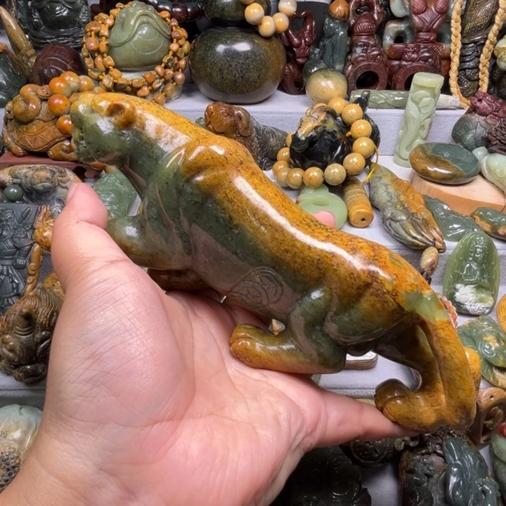 未镶嵌岫岩河磨玉（透闪石质玉）摆件