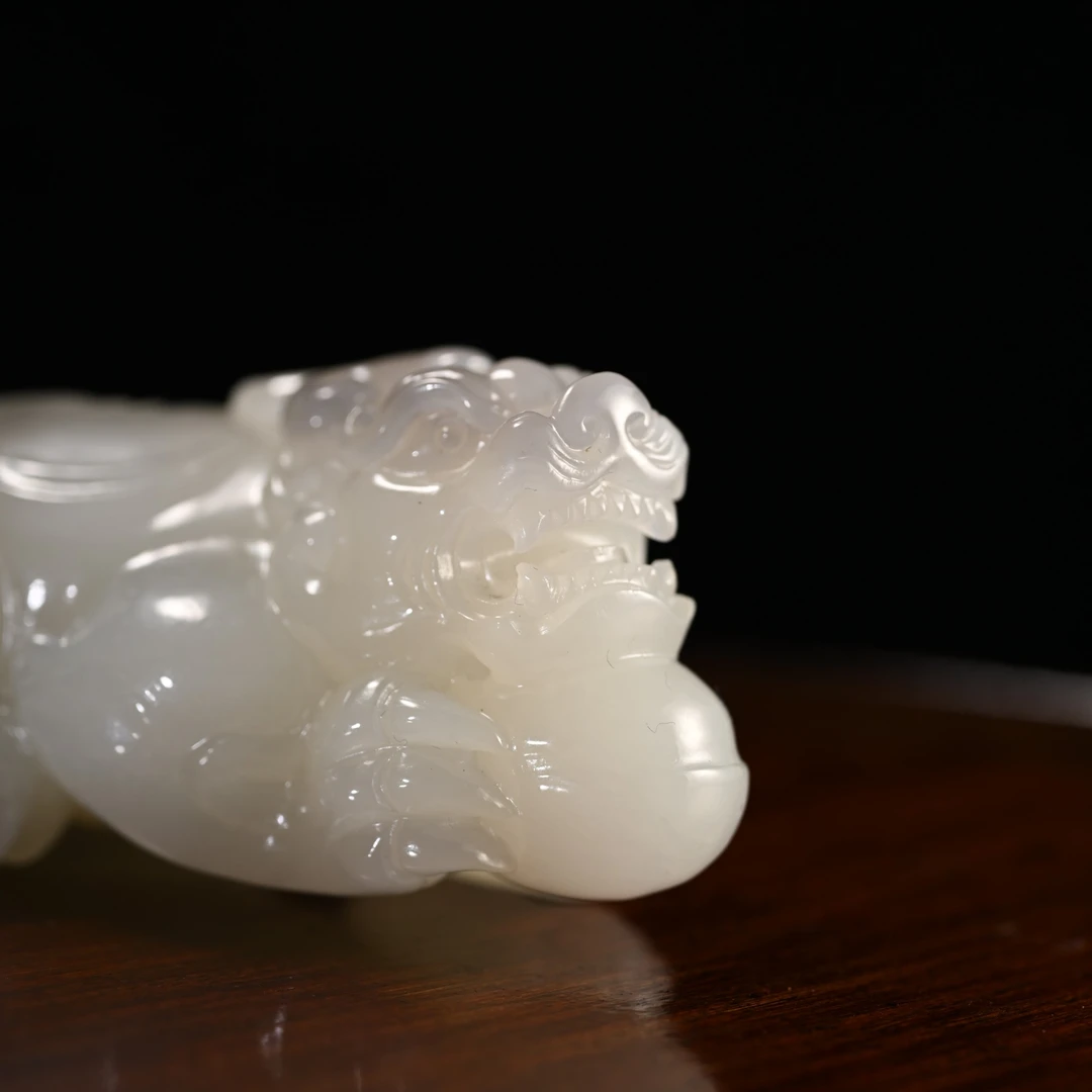 Lot8829 25YU106993和田玉烟紫貔貅摆件/匡时