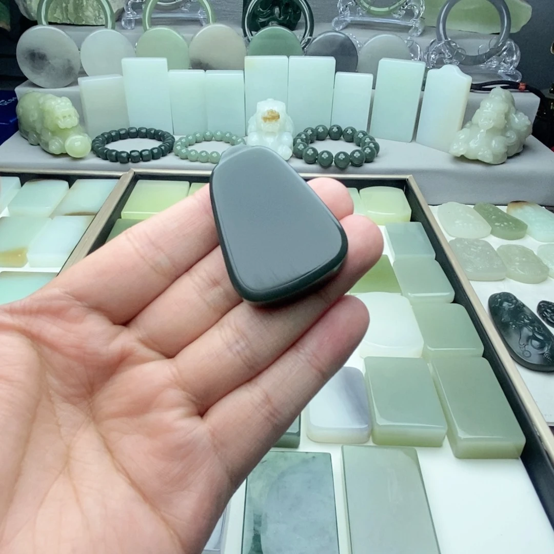 和田玉未镶嵌颈饰壁*