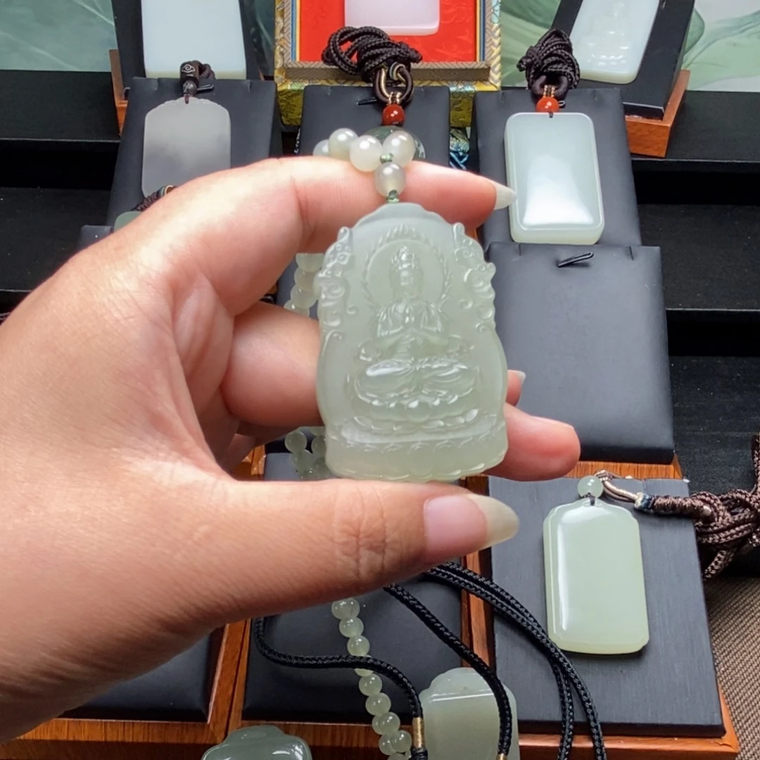 白***张颈饰未镶嵌和田玉