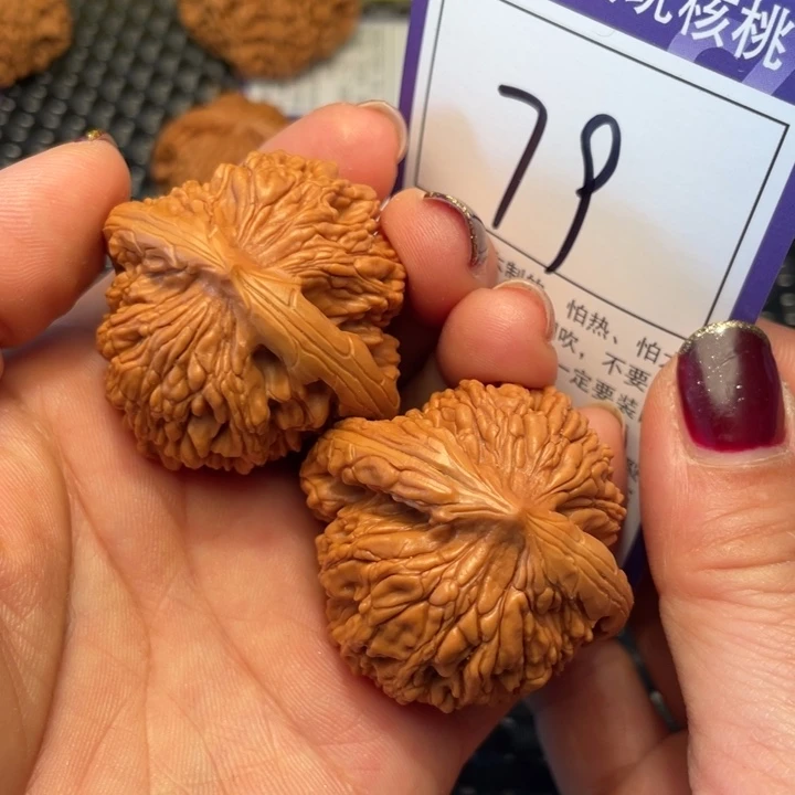 桃核把件42虎头79。。。。。