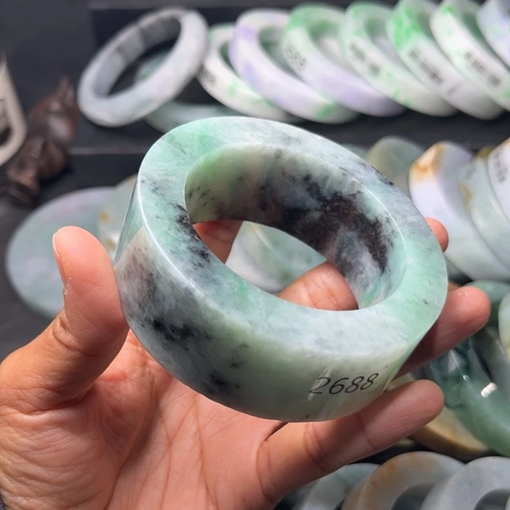 定制翡翠未镶嵌翡翠手镯