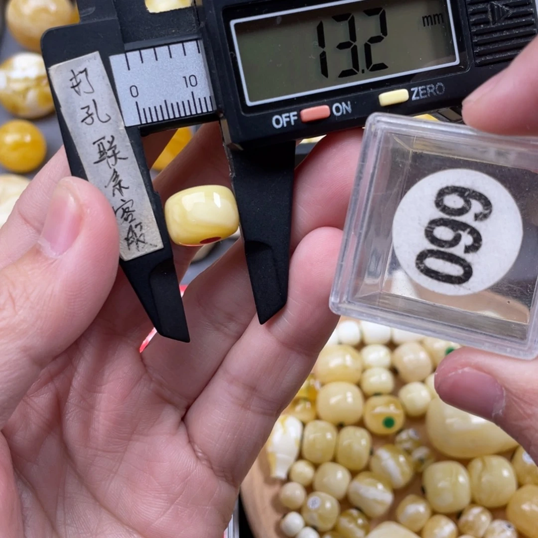 蜜蜡珠宝奇石未镶嵌