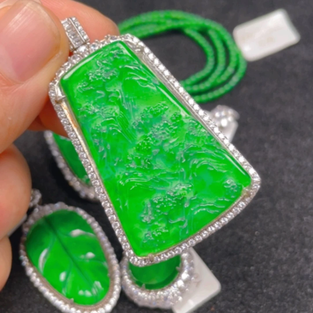 【闪购商品】颈饰银S925镶嵌翡翠吊坠