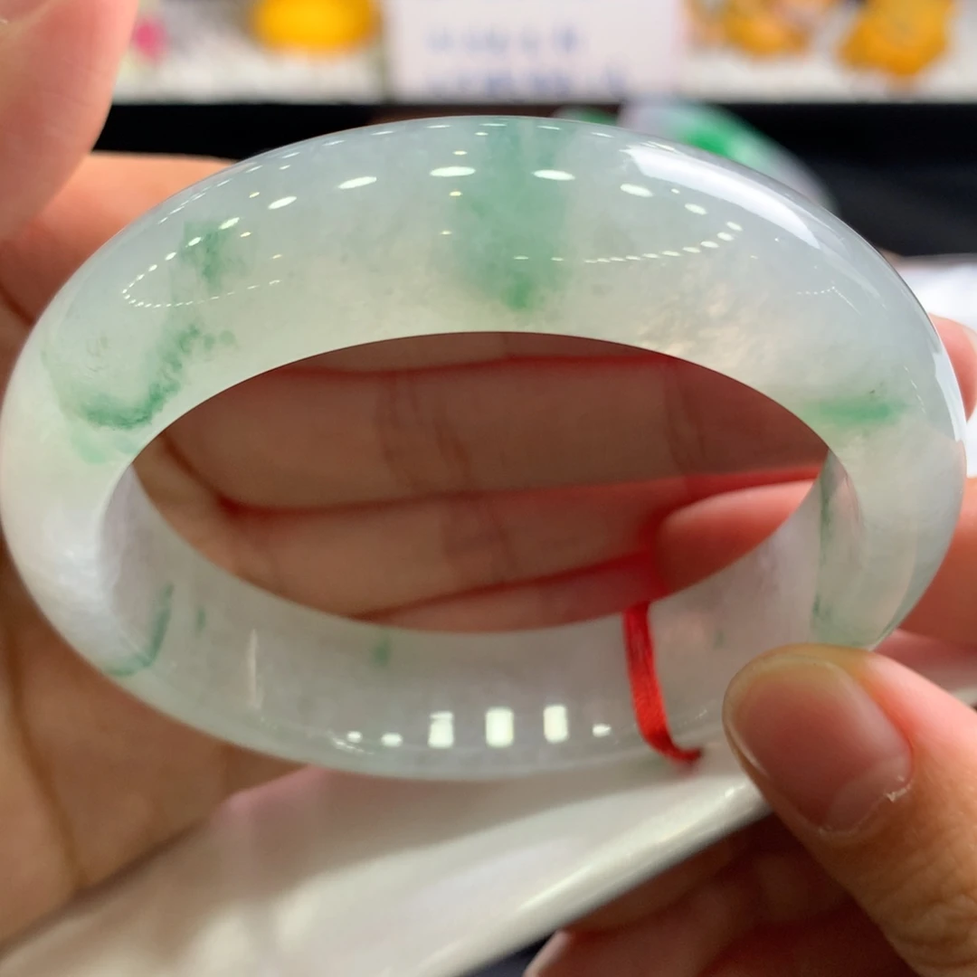 翡翠未镶嵌手镯46号白底飘绿