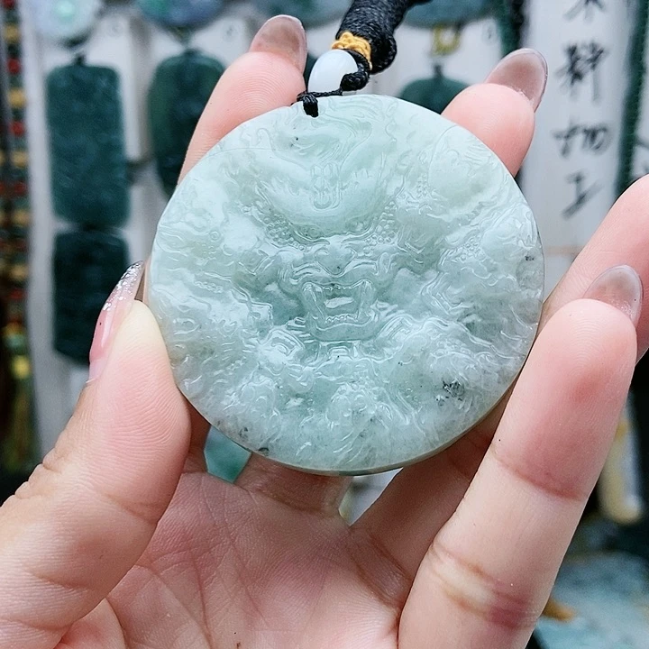 颈饰足铂镶嵌翡翠翡翠