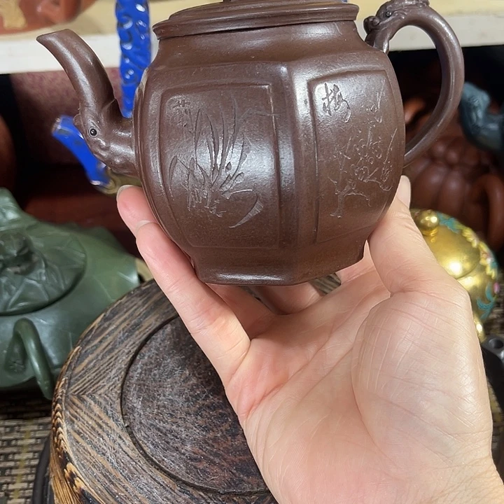 茶壶紫砂原矿泥料手工制作的一把紫砂壶。