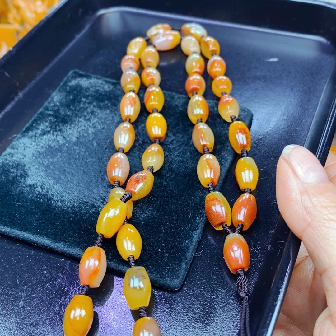 未镶嵌石英质玉（黄龙玉）颈饰