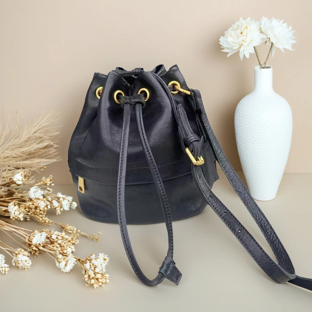 高级感复古植鞣牛皮经典通勤抽带单肩斜挎水桶包小包女包61039