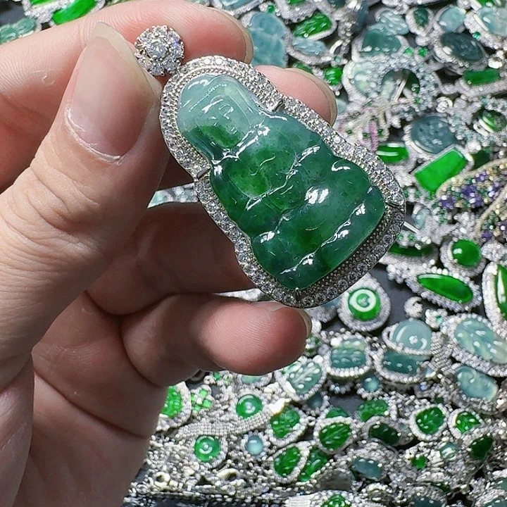 翡翠颈饰未镶嵌天然A货翡翠放漏