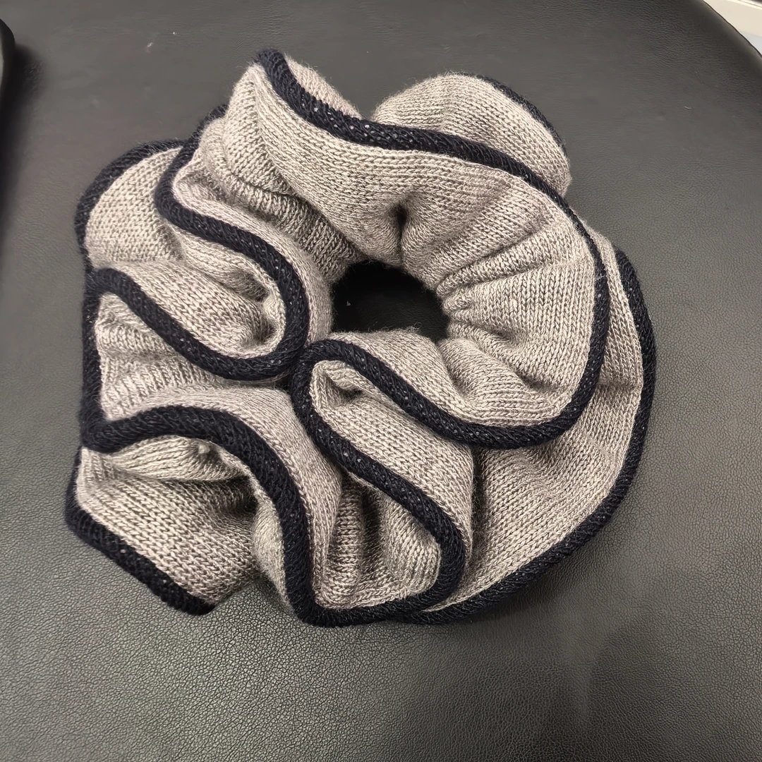 B574蓝色边灰色毛线肠圈