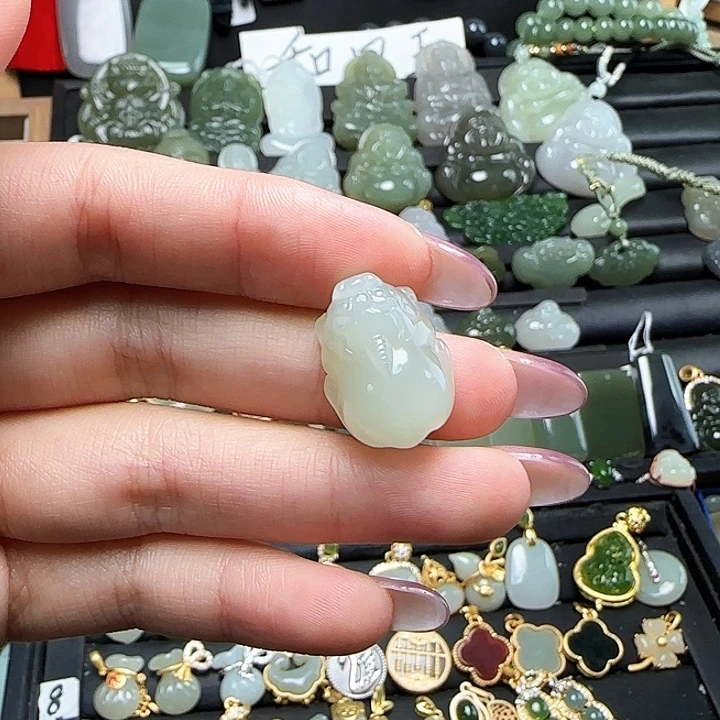 颈饰未镶嵌透闪石质玉