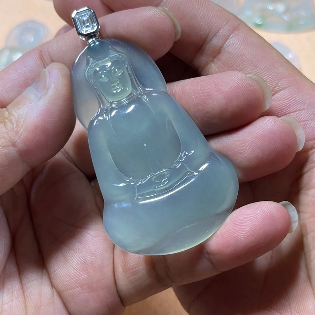 翡翠18K金镶嵌颈饰观音