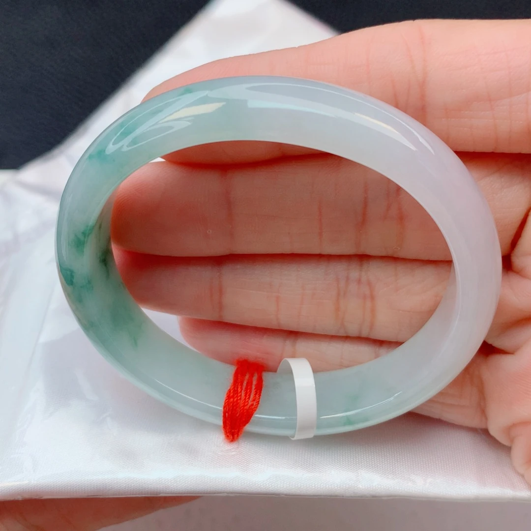 翡翠未镶嵌手镯52贵妃 白底飘绿花半山水 无纹裂