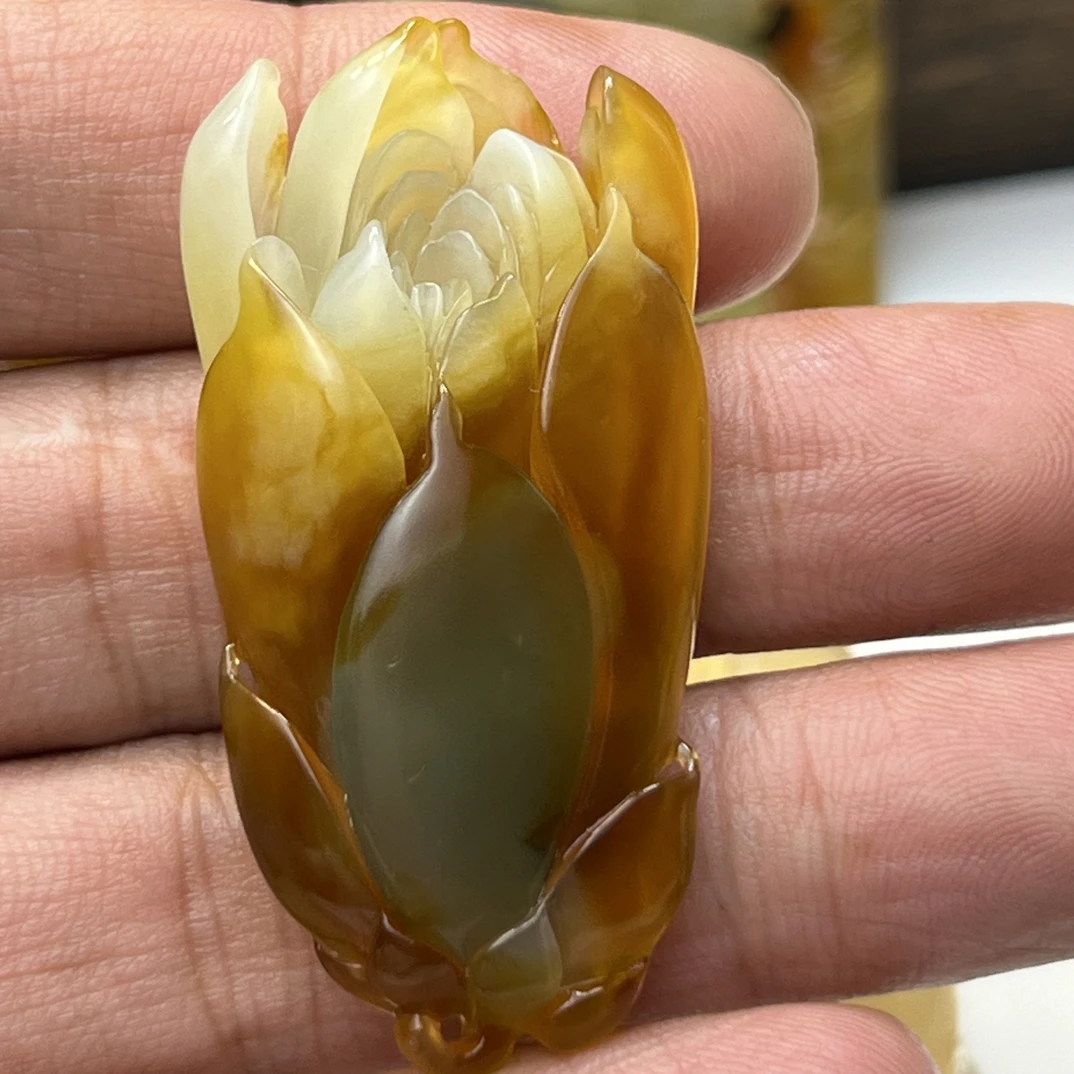 国石岫玉中的花玉.玉兰花.吊坠