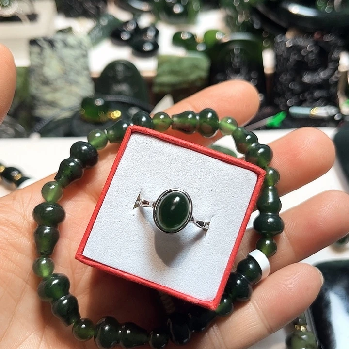 苗***苗蛇纹石玉未镶嵌颈饰