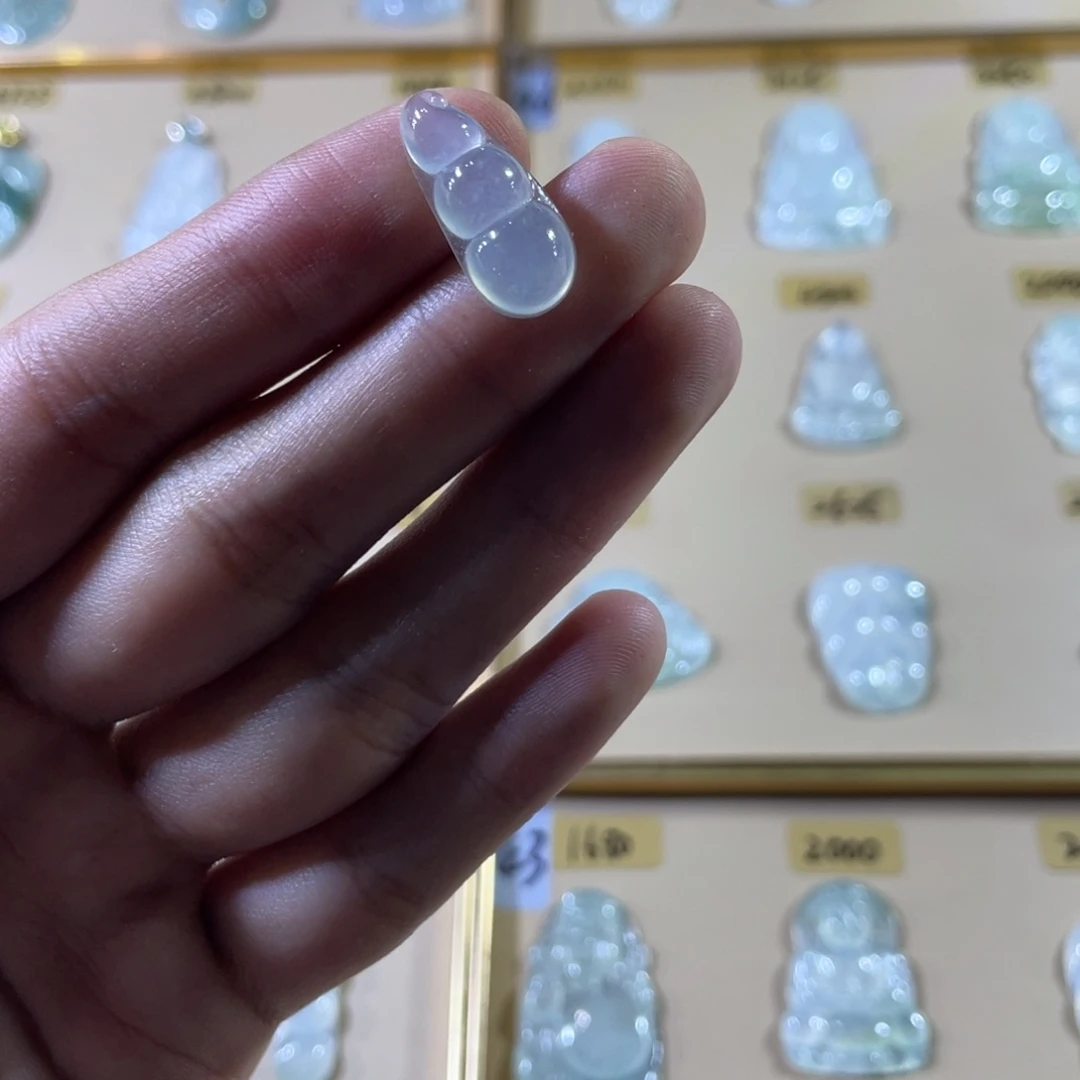 翡翠未镶嵌颈饰豆子