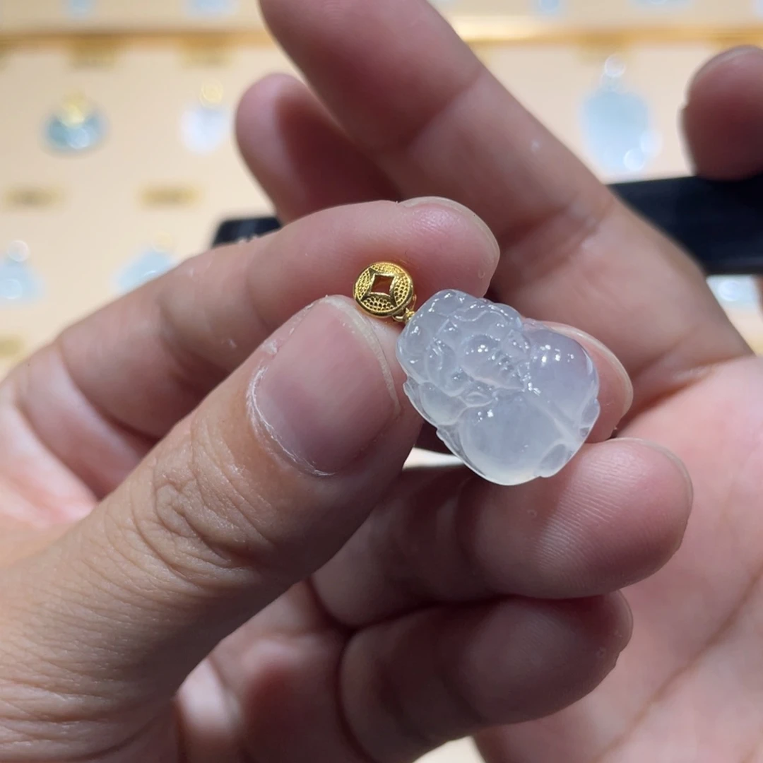 颈饰18K金镶嵌翡翠貔貅