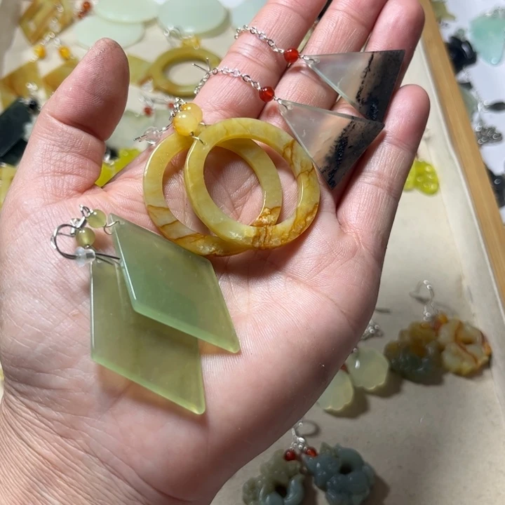 蛇纹石玉未镶嵌耳饰