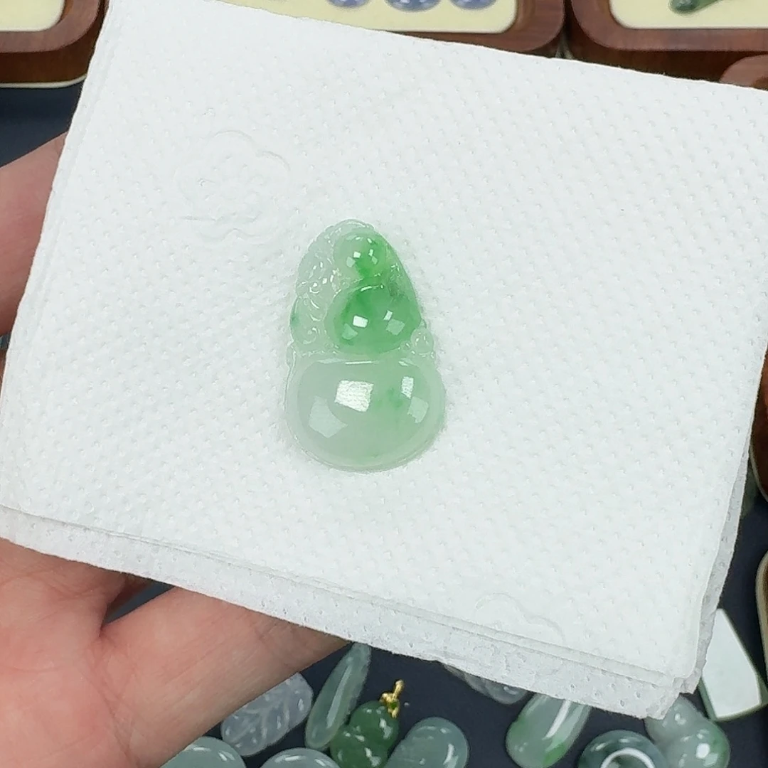 翡翠未镶嵌颈饰葫芦