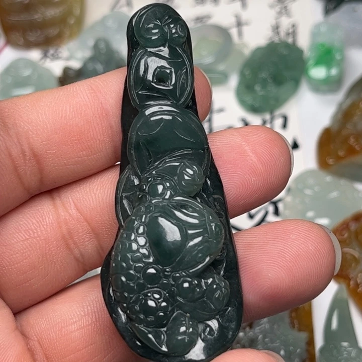 翡翠未镶嵌颈饰金蟾