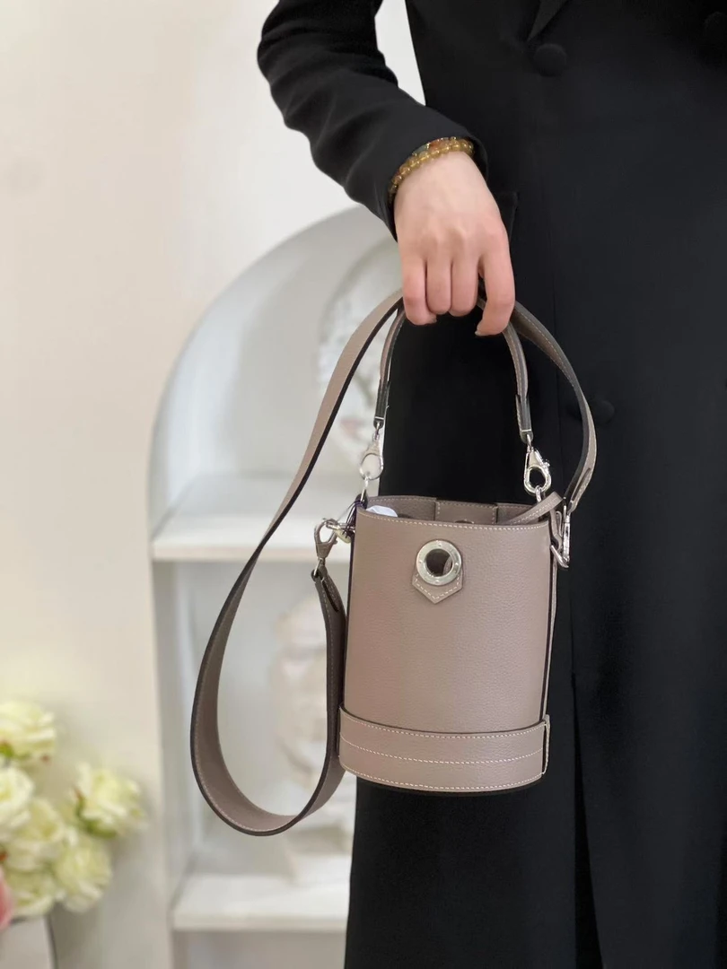 99新 MOYNAT/摩奈 moynat baluchon灰色水桶包/无公价/优品