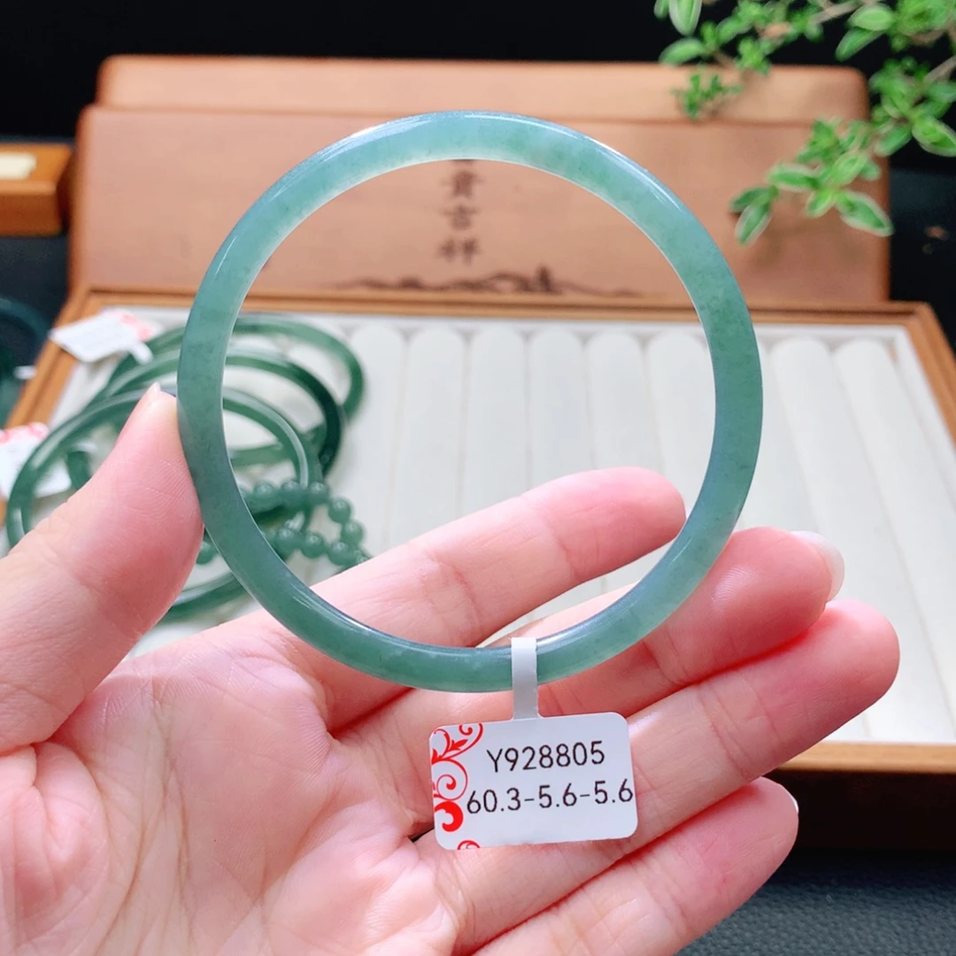 翡翠未镶嵌手镯（圆镯）