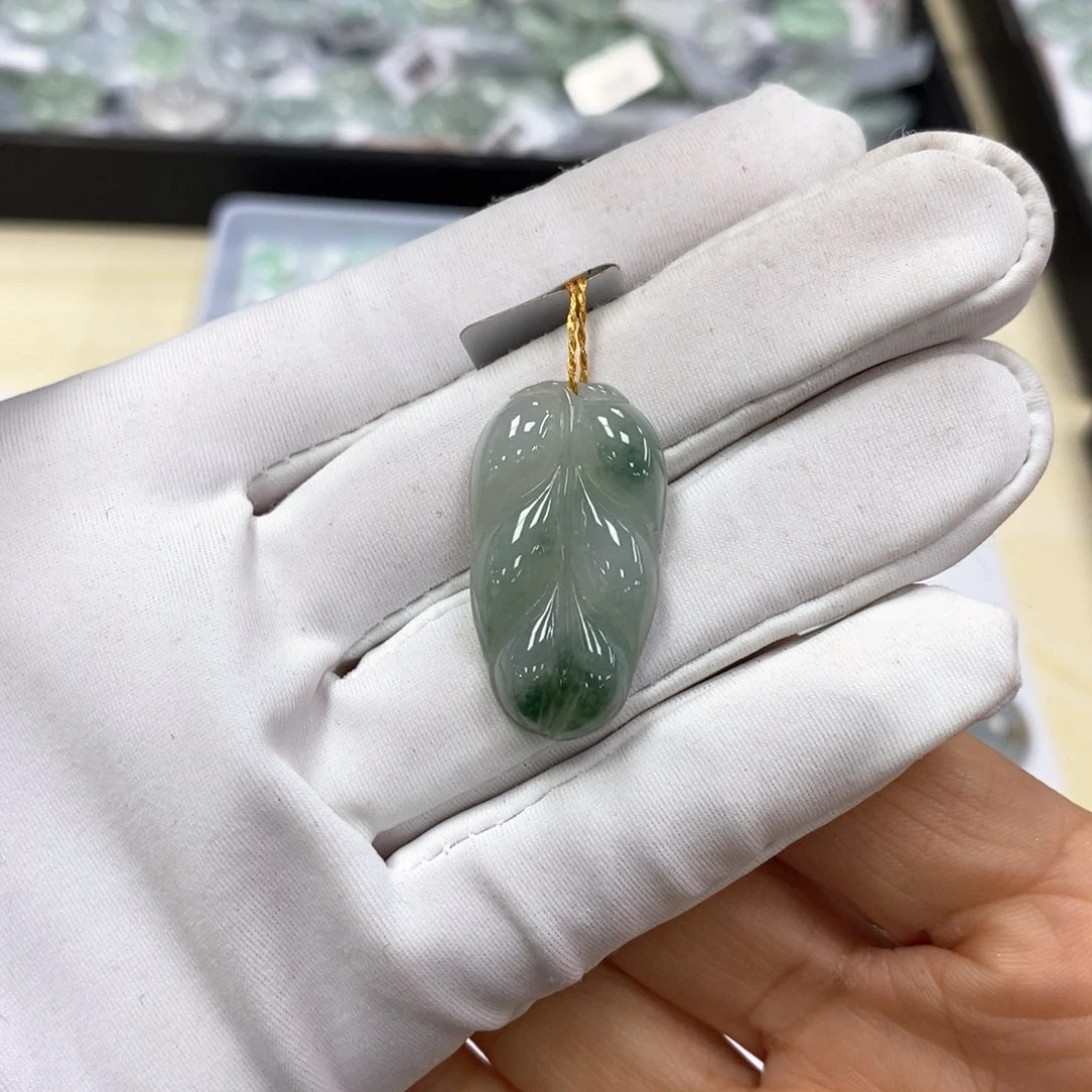 翡翠颈饰未镶嵌叶子
