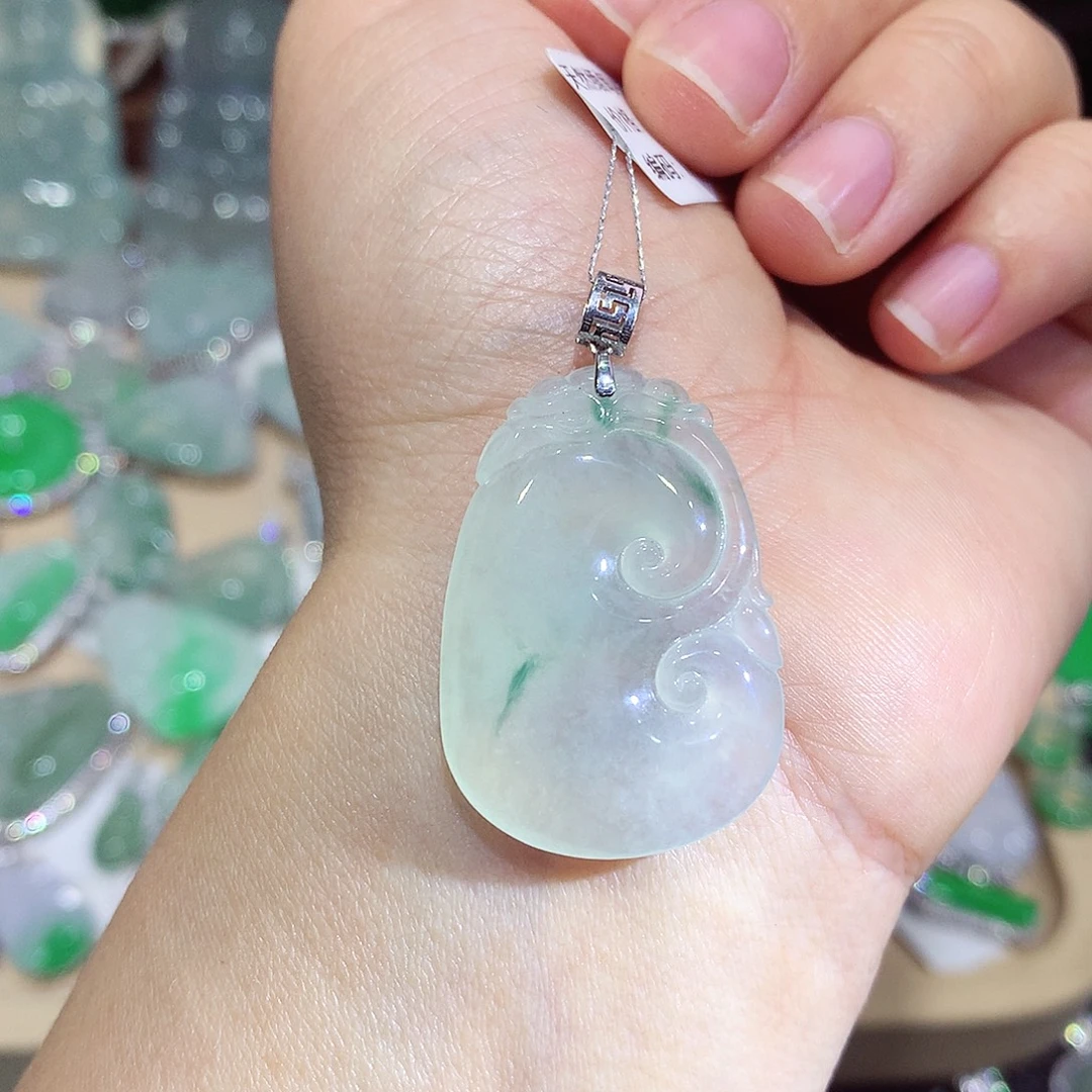 翡翠18K金镶嵌颈饰如意