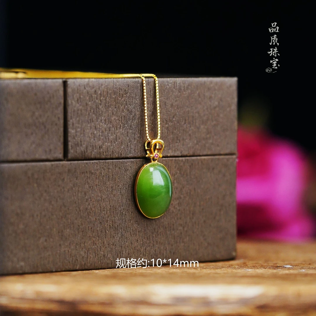 【品质珠宝】18K金天然和田玉老坑俄碧苹果绿蛋面吊坠（多样性发一）