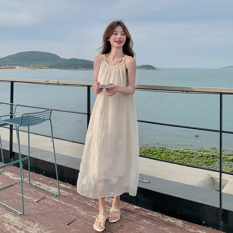 茶歇法式吊带连衣裙女夏季2025新款小个子温柔风气质海边度假裙子