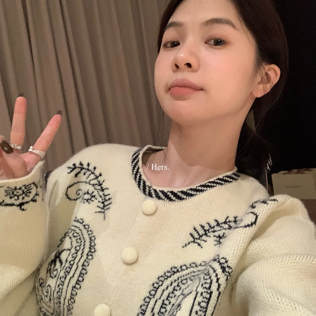 美树 Hers-秋上新简约复古日常通勤小众图案单排扣保暖毛衣92374